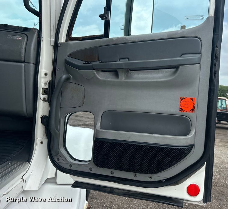 image for item EG0686 2002 Freightliner  Century Class semi truck