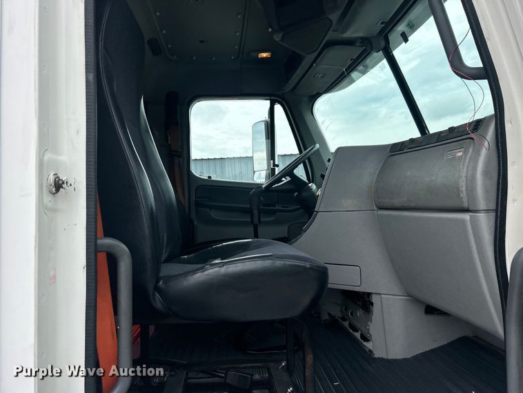 image for item EG0686 2002 Freightliner  Century Class semi truck