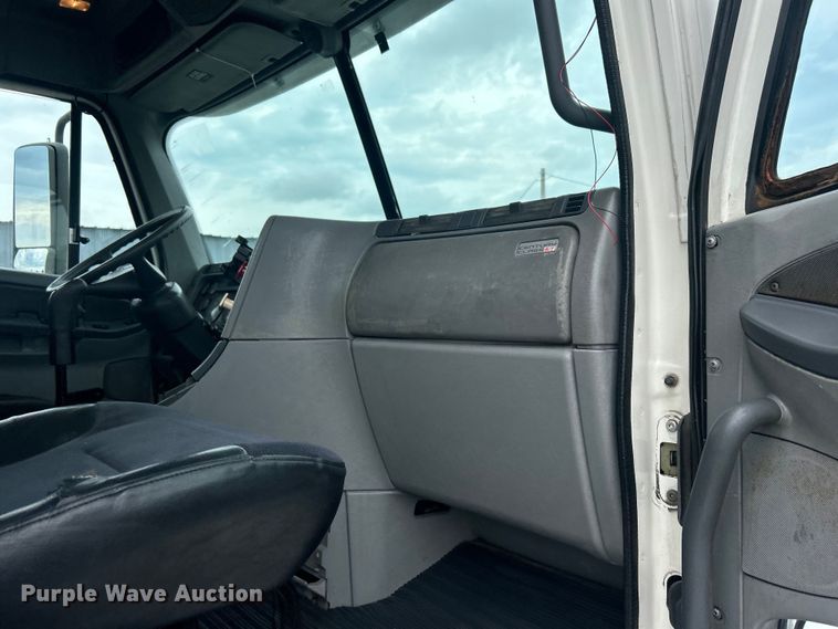 image for item EG0686 2002 Freightliner  Century Class semi truck