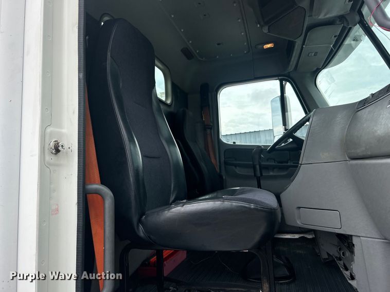 image for item EG0686 2002 Freightliner  Century Class semi truck