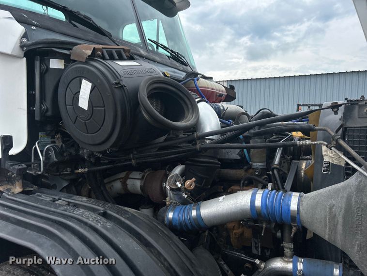 image for item EG0686 2002 Freightliner  Century Class semi truck