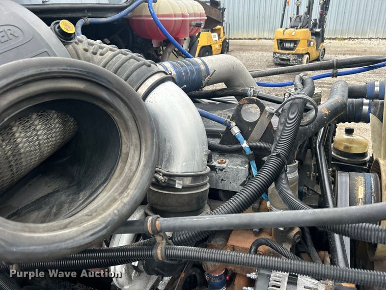 image for item EG0686 2002 Freightliner  Century Class semi truck