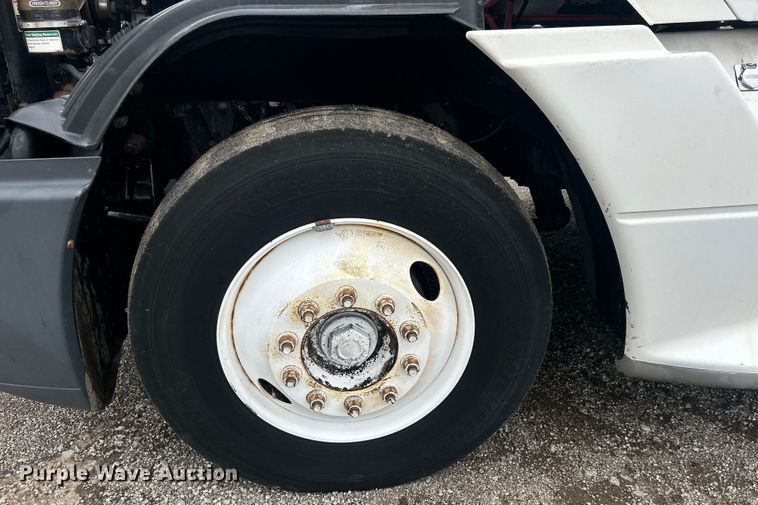 image for item EG0686 2002 Freightliner  Century Class semi truck