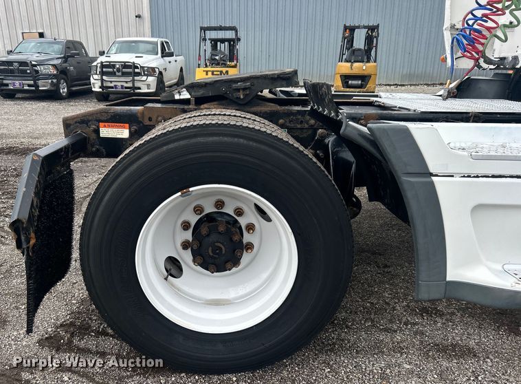 image for item EG0686 2002 Freightliner  Century Class semi truck