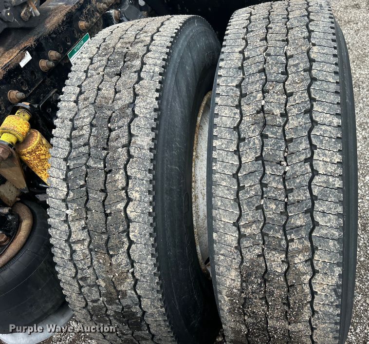 image for item EG0686 2002 Freightliner  Century Class semi truck