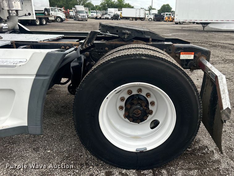 image for item EG0686 2002 Freightliner  Century Class semi truck