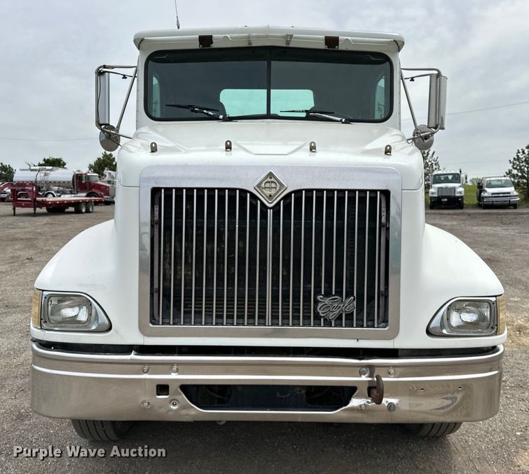 image for item EG1468 1999 International  9200 semi truck