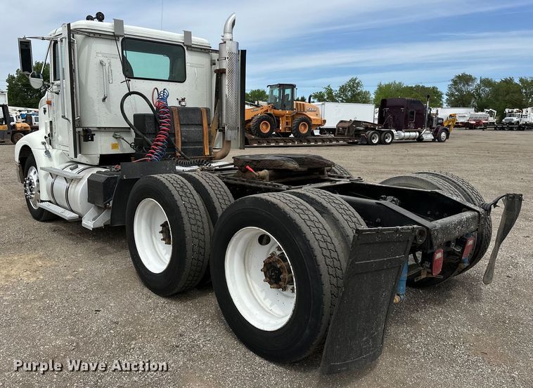 image for item EG1468 1999 International  9200 semi truck