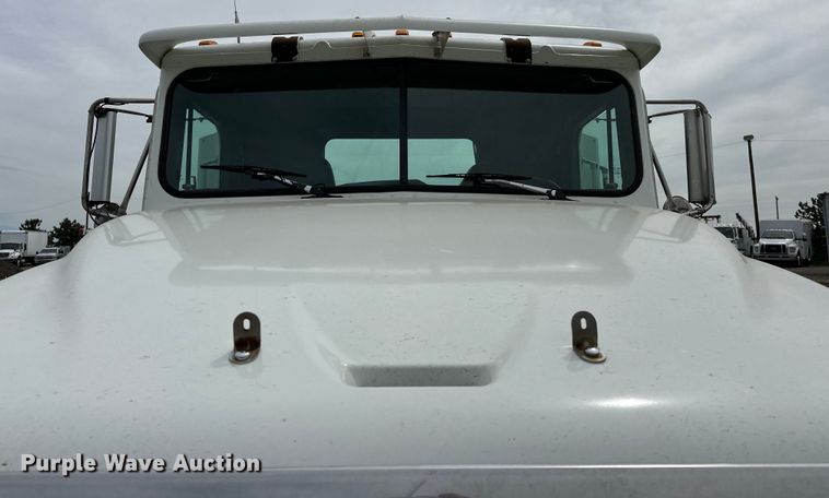 image for item EG1468 1999 International  9200 semi truck