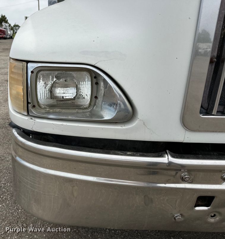 image for item EG1468 1999 International  9200 semi truck