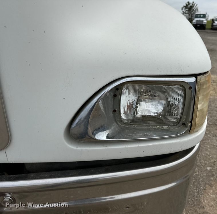 image for item EG1468 1999 International  9200 semi truck