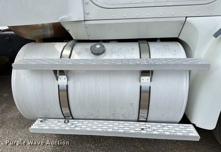 image for item EG1468 1999 International  9200 semi truck