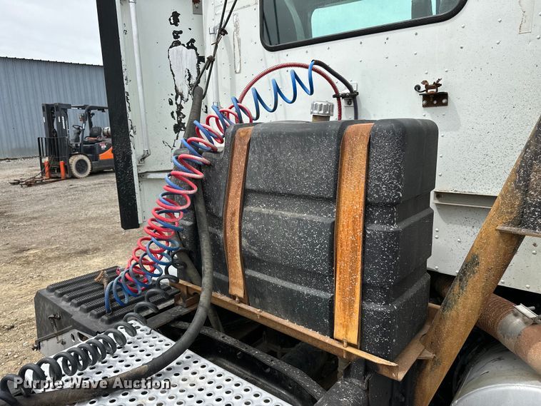 image for item EG1468 1999 International  9200 semi truck