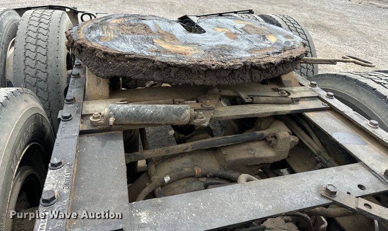 image for item EG1468 1999 International  9200 semi truck