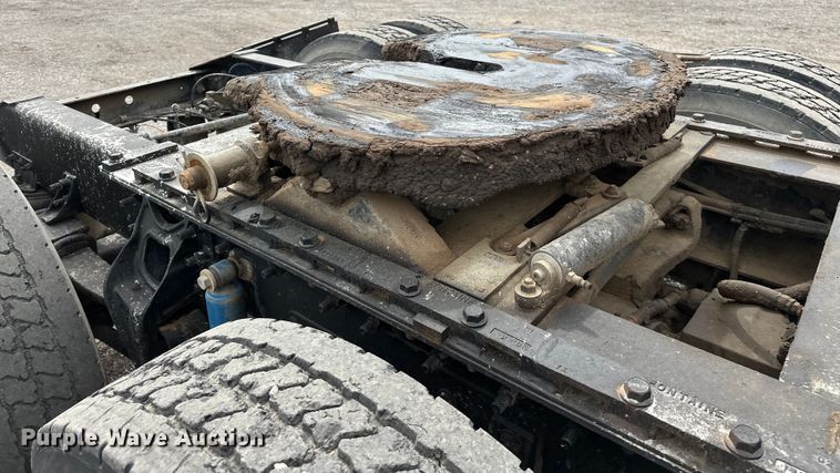 image for item EG1468 1999 International  9200 semi truck