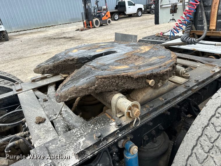 image for item EG1468 1999 International  9200 semi truck