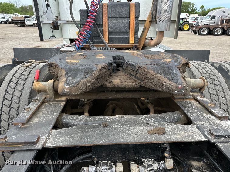 image for item EG1468 1999 International  9200 semi truck