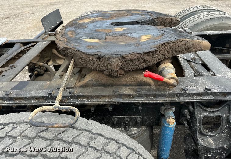 image for item EG1468 1999 International  9200 semi truck