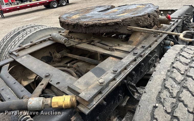 image for item EG1468 1999 International  9200 semi truck