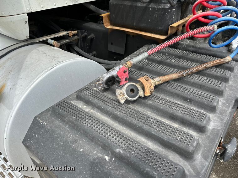 image for item EG1468 1999 International  9200 semi truck