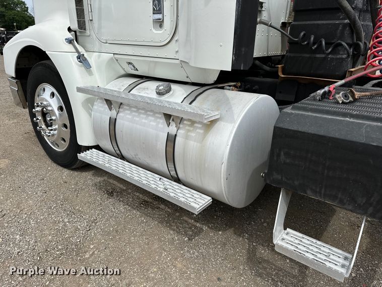 image for item EG1468 1999 International  9200 semi truck