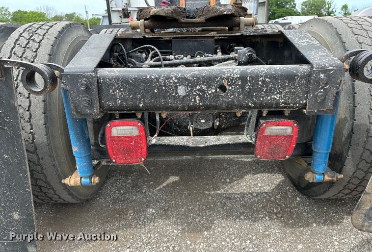 image for item EG1468 1999 International  9200 semi truck