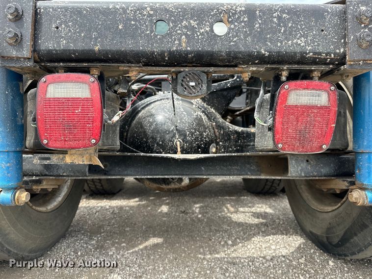 image for item EG1468 1999 International  9200 semi truck