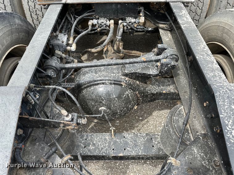 image for item EG1468 1999 International  9200 semi truck