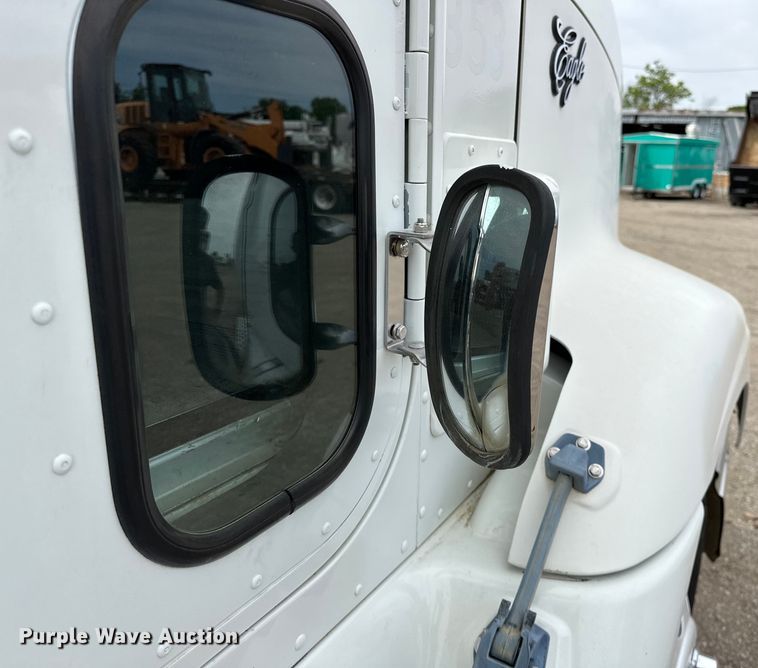 image for item EG1468 1999 International  9200 semi truck