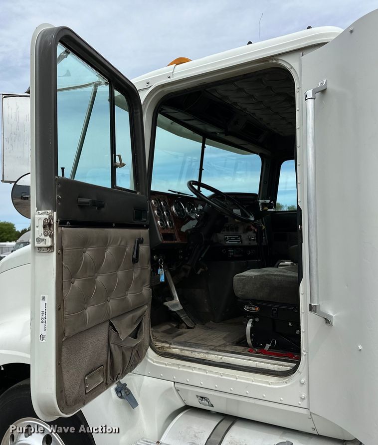 image for item EG1468 1999 International  9200 semi truck