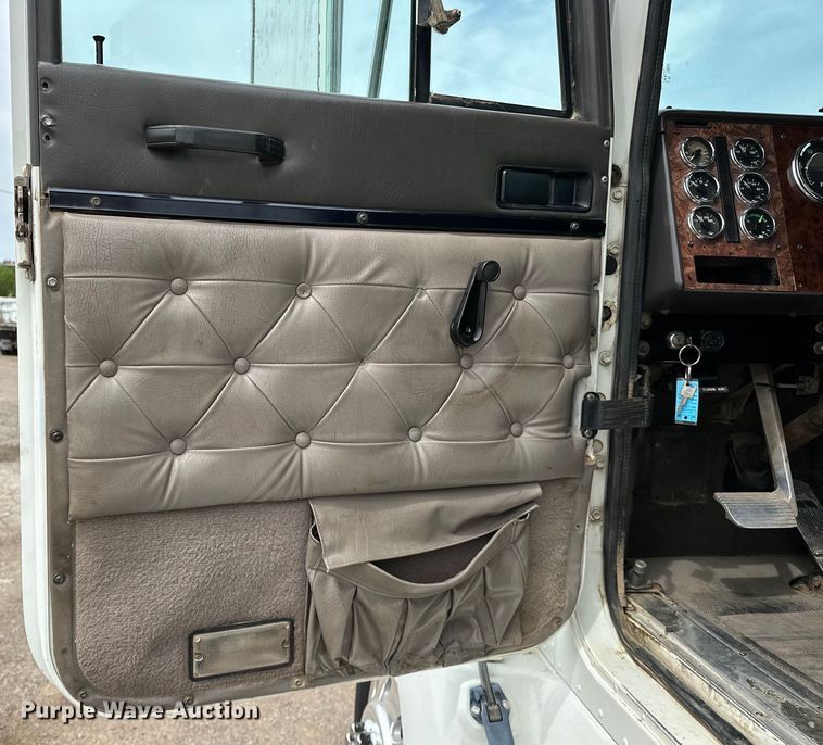 image for item EG1468 1999 International  9200 semi truck