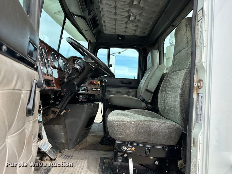 image for item EG1468 1999 International  9200 semi truck