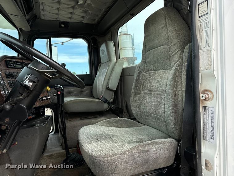 image for item EG1468 1999 International  9200 semi truck