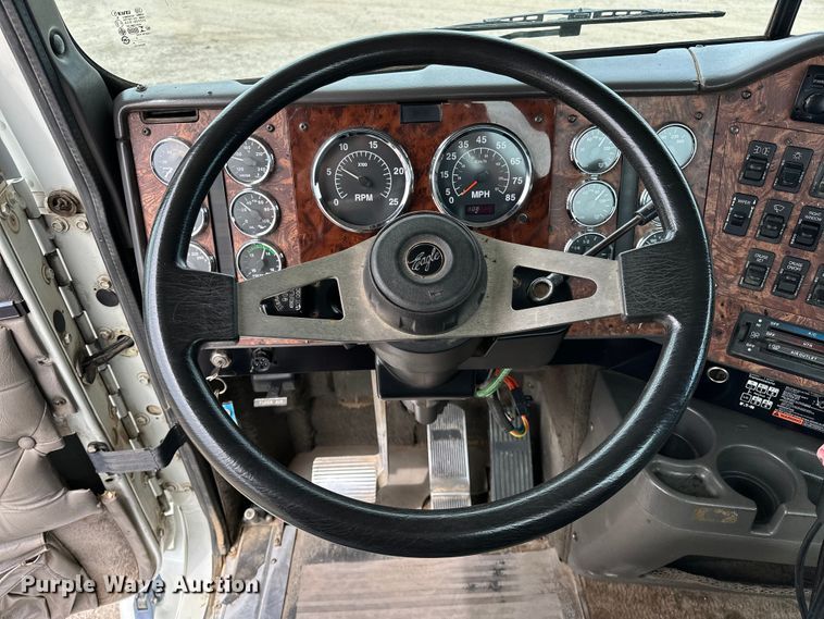 image for item EG1468 1999 International  9200 semi truck