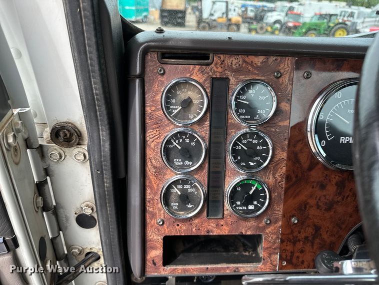 image for item EG1468 1999 International  9200 semi truck