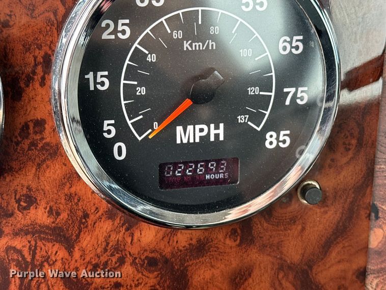 image for item EG1468 1999 International  9200 semi truck