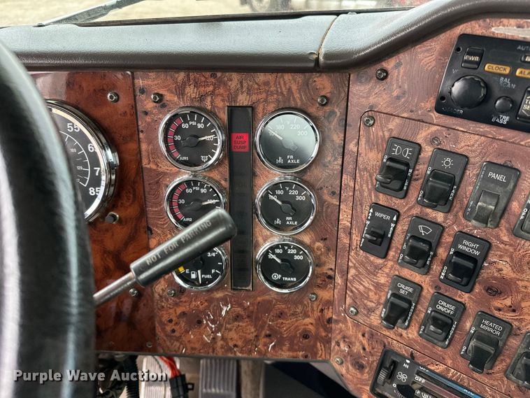 image for item EG1468 1999 International  9200 semi truck