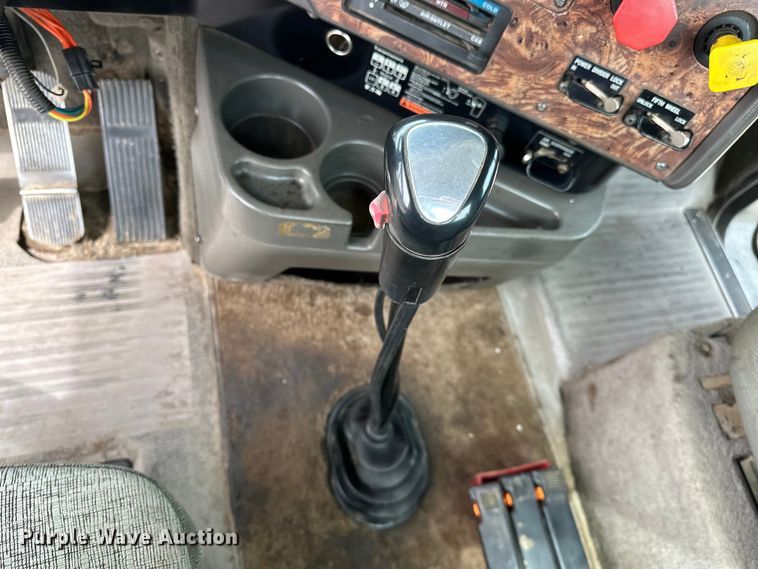 image for item EG1468 1999 International  9200 semi truck