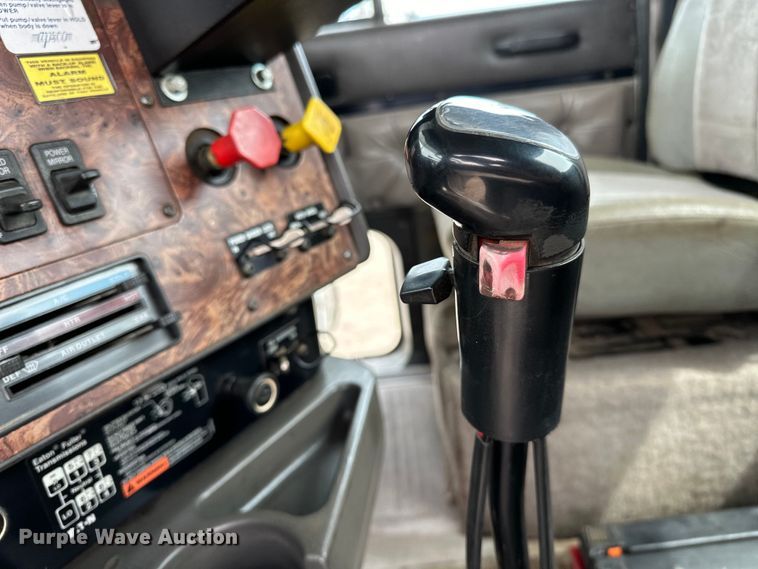 image for item EG1468 1999 International  9200 semi truck