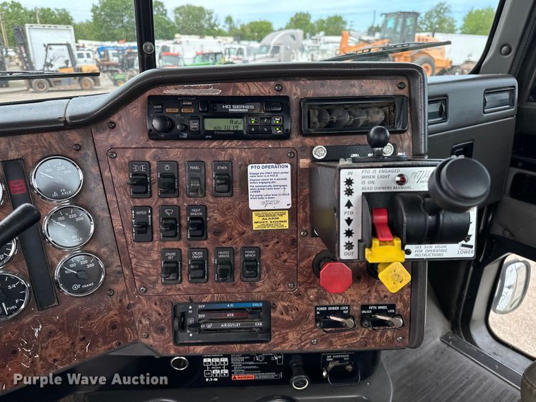 image for item EG1468 1999 International  9200 semi truck