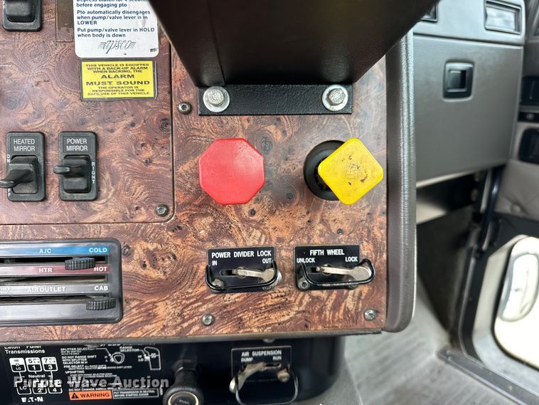 image for item EG1468 1999 International  9200 semi truck