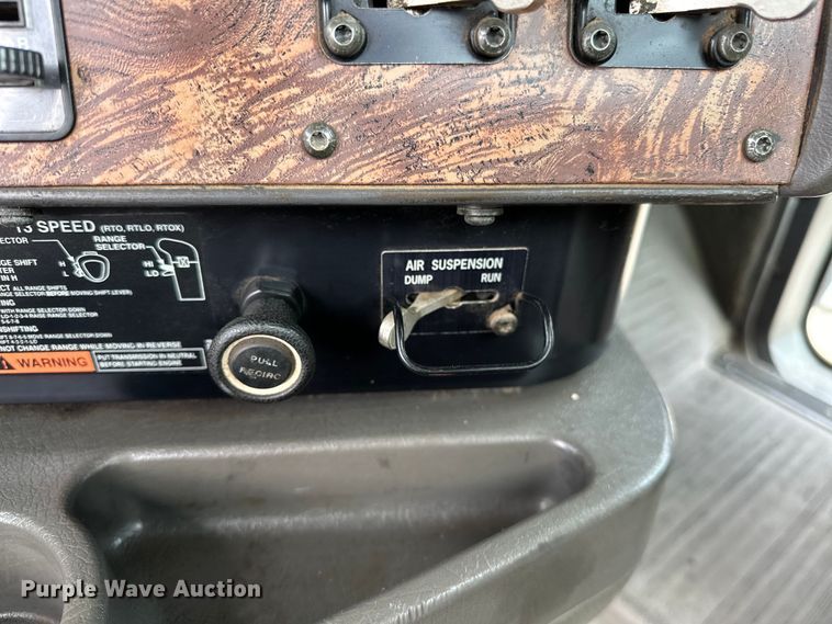 image for item EG1468 1999 International  9200 semi truck