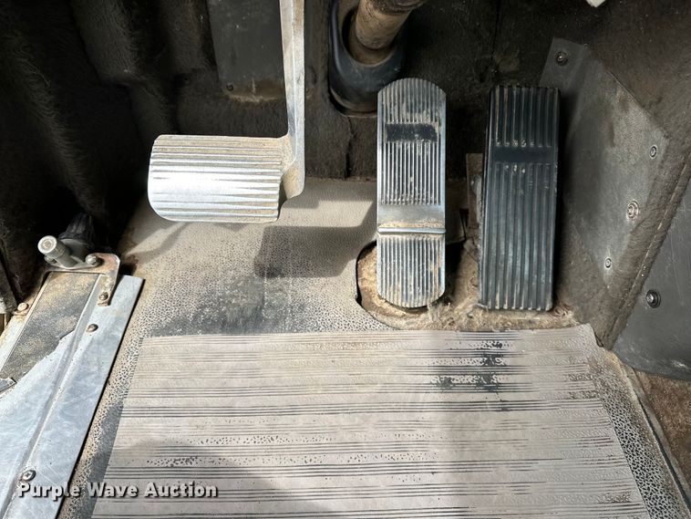 image for item EG1468 1999 International  9200 semi truck