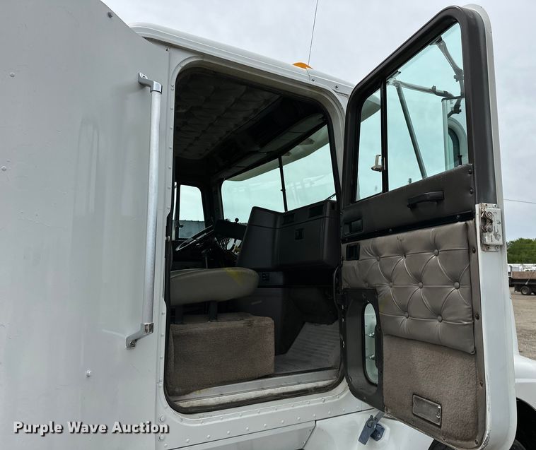 image for item EG1468 1999 International  9200 semi truck