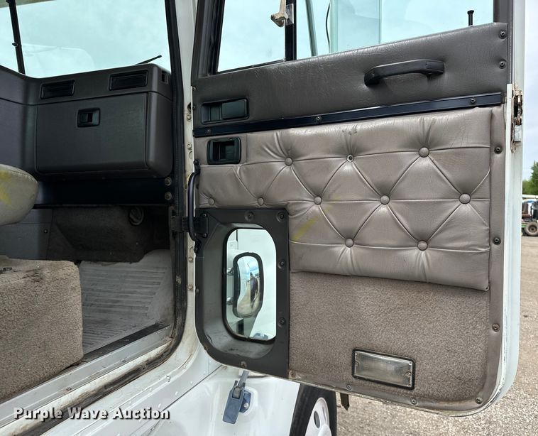 image for item EG1468 1999 International  9200 semi truck