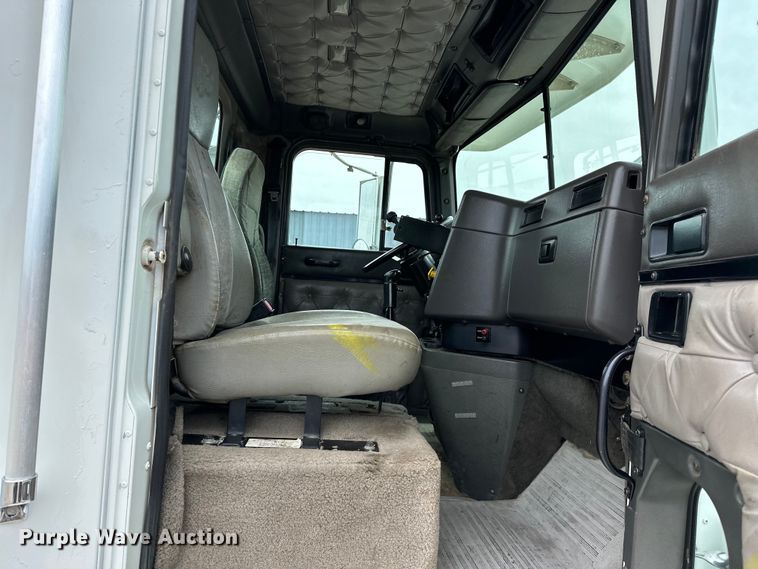 image for item EG1468 1999 International  9200 semi truck