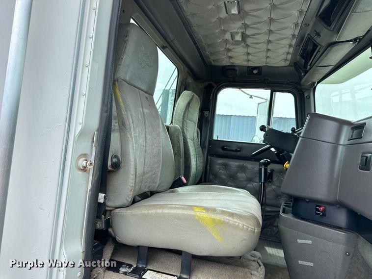 image for item EG1468 1999 International  9200 semi truck