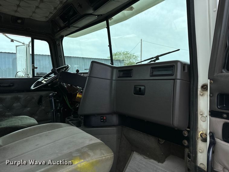 image for item EG1468 1999 International  9200 semi truck