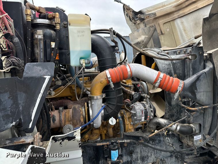 image for item EG1468 1999 International  9200 semi truck