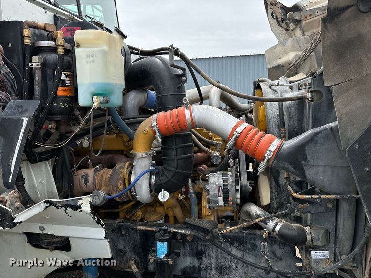 image for item EG1468 1999 International  9200 semi truck